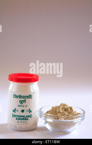 Sitopaladi Churna Pulver in einer Plastikflasche und einer Glasschüssel auf weißem Hintergrund Stockfoto