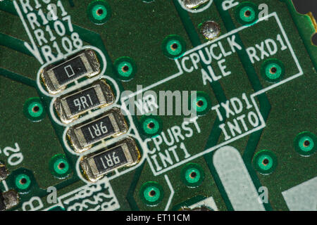 Makro - Foto der Platine Schaltplan für eine PC-Hauptplatine. Schwerpunkt auf dem Strip von 4 Widerstände auf der linken Seite. Verkabelung im Inneren computer. Stockfoto