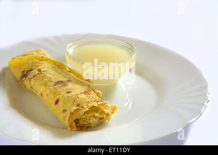 Puran puri, Puran poli, Holige, Obbattu, Bobbattlu, Poley, Bakshamulu, süßes indisches Fladenbrot, Kuhghee, Glasschale, Keramikplatte, weißer Hintergrund Stockfoto