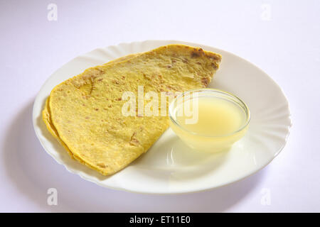 Puran puri, Puran poli, Holige, Obbattu, Bobbattlu, Poley, Bakshamulu, süßes indisches Fladenbrot, Kuhghee, Glasschale, Keramikplatte, weißer Hintergrund Stockfoto