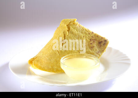 Puran puri, Puran poli, Holige, Obbattu, Bobbattlu, Poley, Bakshamulu, süßes indisches Fladenbrot, Kuhghee, Glasschale, Keramikplatte, weißer Hintergrund Stockfoto