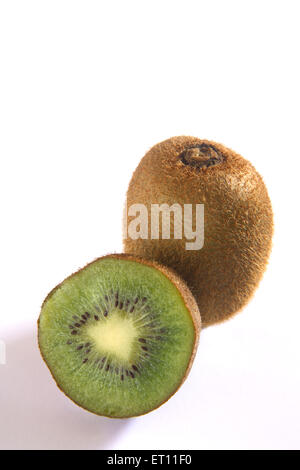 Kiwi, Kiwis, Kiwis, Chinesische Stachelbeere, weißer Hintergrund Stockfoto