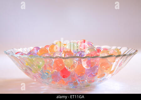 Bunte Gelbälle, Gelperlen, Gelmarmeln, Geleekugeln, Geleeperlen, Geleemarmeln, Stockfoto