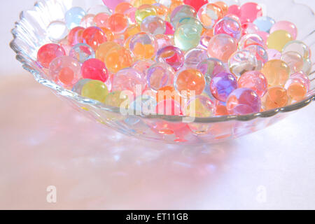 Bunte Gelbälle, Gelperlen, Gelmarmeln, Geleekugeln, Geleeperlen, Geleemarmeln, Stockfoto