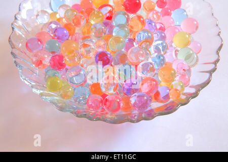 Bunte Gelbälle, Gelperlen, Gelmarmeln, Geleekugeln, Geleeperlen, Geleemarmeln, Stockfoto