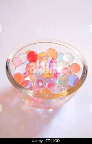 Bunte Gelbälle, Gelperlen, Gelmarmeln, Geleekugeln, Geleeperlen, Geleemarmeln, Stockfoto