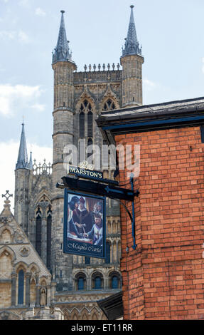 Magna Carta Pub Schild vor der Kathedrale von Lincoln. Steile Hügel, Lincoln, Lincolnshire, England Stockfoto