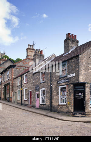 Geschäften und Gebäuden, steile Hügel, Lincoln, Lincolnshire, England Stockfoto