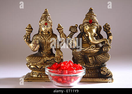 Deepawali Diwali-fest; Shree Lakshmi Puja mit Gott Ganesh; Süßigkeiten angeboten; Indien Stockfoto