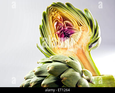 Artischocke schneiden Sie in zwei auf neutralem Hintergrund. Stockfoto