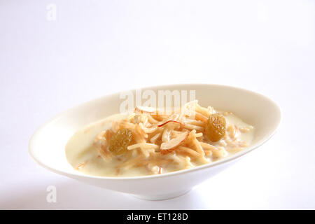 Vermicelli Pudding, süßer Sevian, Milchnüsse Safran in Schüssel auf weißem Hintergrund Stockfoto