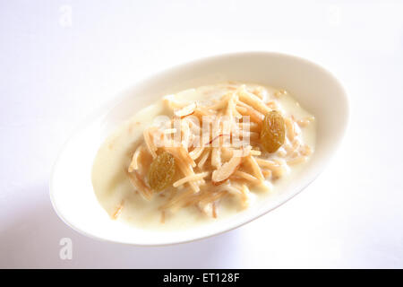 Vermicelli Pudding, süßer Sevian, Milchnüsse Safran in Schüssel auf weißem Hintergrund Stockfoto