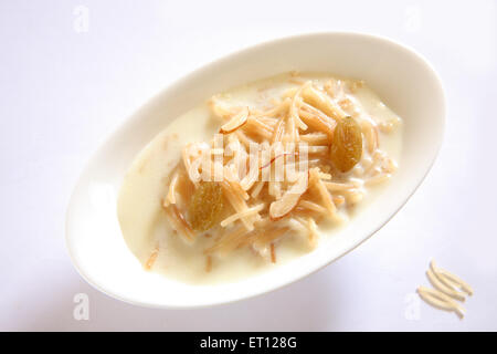 Vermicelli Pudding, süßer Sevian, Milchnüsse Safran in Schüssel auf weißem Hintergrund Stockfoto