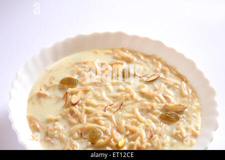 Vermicelli Pudding, süßer Sevian, Milchnüsse Safran in Schüssel auf weißem Hintergrund Stockfoto