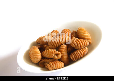 Indischer süßer Snack, shakarpara, shankarpali, shakkarpara, khurma, laktho, lakdi mithai, mithai, Keramikschale, weißer Hintergrund, Indien Stockfoto