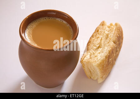 Frühstückstee Heißgetränk in irdenen Topf und Khari Keks auf weißem Hintergrund 21. April 2010 Stockfoto