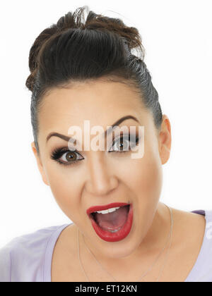 Porträt einer sehr schockiert und überrascht schöne junge lateinamerikanische Frau In ihren Zwanzigern Stockfoto