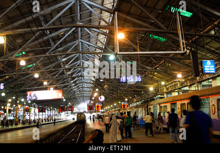 Plattform der Chhatrapati Shivaji Terminus Mumbai Maharashtra Indien Asien Stockfoto