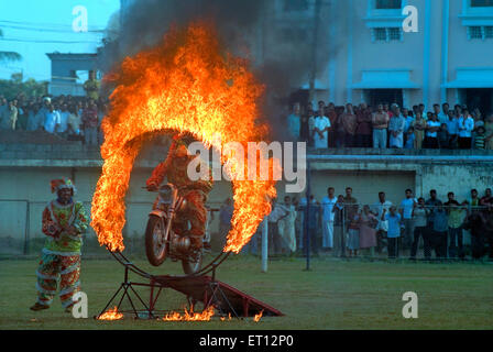 Motorrad fahren durch Feuer Ring durch die Militärpolizei shwet ashwa während Armee Tag in Trivandrum, Kerala, Indien Stockfoto