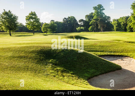 Ein typischer Golfplatz in der frühen Morgensonne. Stockfoto