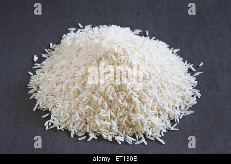 Körner; Basmati Reis Oryza Sativa auf grauem Hintergrund 20. Mai 2010 Stockfoto