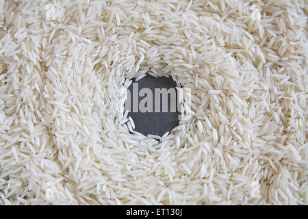 Körner; Basmati Reis Oryza Sativa verteilt auf grauem Hintergrund 20. Mai 2010 Stockfoto