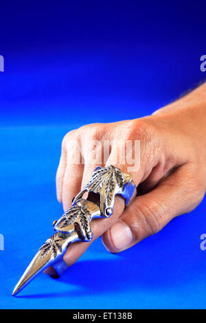 Moderne Mode Ring am Finger; blauem Hintergrund; Bombay Mumbai; Maharashtra; Indien Herr #201 Stockfoto