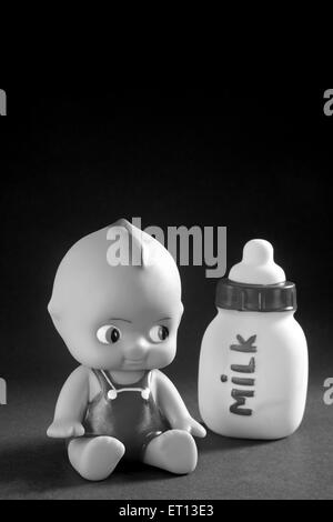 Spielzeug Baby und Flasche Milch hergestellt aus Kautschuk Indien Asien Sept 2011 Stockfoto