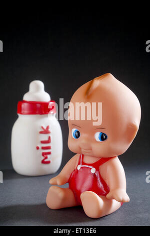 Spielzeug Baby und Flasche Milch hergestellt aus Kautschuk Indien Asien Sept 2011 Stockfoto