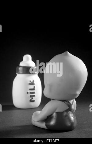 Spielzeug Baby und Flasche Milch hergestellt aus Kautschuk Indien Asien Sept 2011 Stockfoto