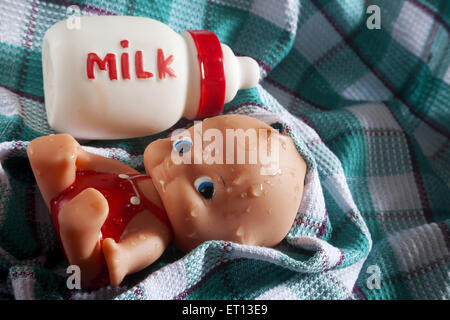 Spielzeug Baby und Flasche Milch hergestellt aus Kautschuk auf Baumwollgewebe Handtuch Indien Asien Sept 2011 Stockfoto