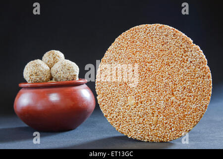 Til Gul und Chikki Makara Sankranti Festival Mumbai Maharashtra Indien Asien Dez 2011 Stockfoto