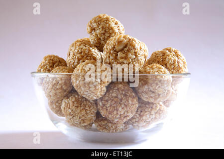 Makar Sankranti Festival, süß tilgur ladoo, tilgul ladoo, Sesam ladoo, in Schüssel auf weißem Hintergrund, Makara Sankranti Festival, Indien Stockfoto