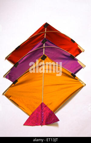 Kite Festival, bunte Drachen für Makara Sankranti Festival auf weißem Hintergrund Stockfoto