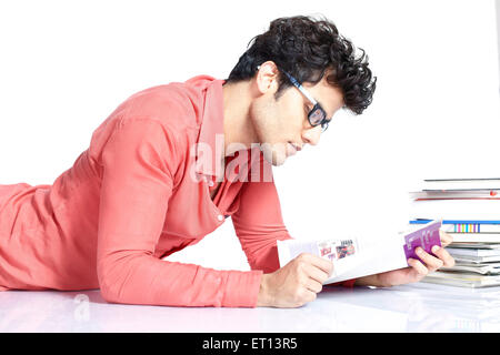 Man liest Buch Indien Asien Herr #790E Stockfoto