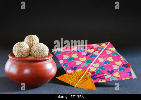 Drachen und Til Gul Makara Sankranti Festival Mumbai Maharashtra Indien Asien Dez 2011 Stockfoto