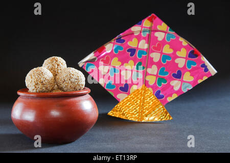 Drachen und Til Gul Makara Sankranti Festival Mumbai Maharashtra Indien Asien Dez 2011 Stockfoto