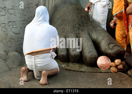 Jain-Anhänger zu Füßen des heiligen Gomateshvara Bahubali, Gomateshwara Bahubali, monolithische Statue, Shravanbelagola, Vindhyagiri Hill, Hassan, Karnataka, Stockfoto