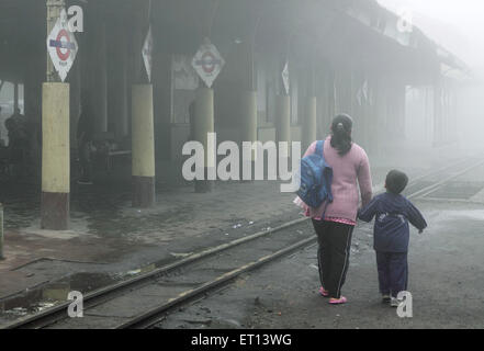 Mutter und Sohn am Bahnhof Ghum; Darjeeling; Westbengalen; Indien Stockfoto