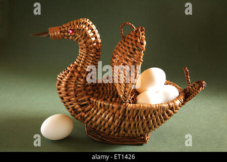 Künstlerische Zuckerrohr Korb Form Ente mit Eiern auf grünem Hintergrund Stockfoto