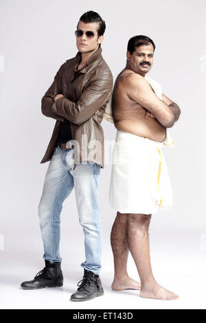 Kontrast der Männer stehen in Lungi und Jeans Indien Asien Herr #790E Stockfoto