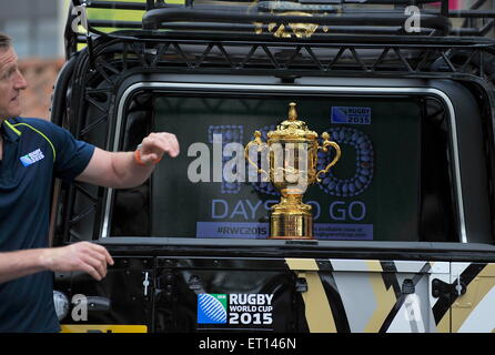 Twickenham, London, UK. 10. Juni 2015. England-Weltcup-Sieger Will Greenwood mit der Webb Ellis Trophy bei der Vorstellung des Rugby World Cup Trophy Tour im Twickenham Stadium. Bildnachweis: Aktion Plus Sport/Alamy Live-Nachrichten Stockfoto