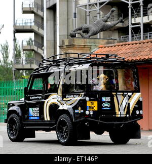 Twickenham, London, UK. 10. Juni 2015. Rugby World Cup 2015 Land Rover begibt sich mit Webb Ellis Trophy bei der Vorstellung des Rugby World Cup Trophy Tour von Twickenham Stadium, England. Bildnachweis: Aktion Plus Sport/Alamy Live-Nachrichten Stockfoto