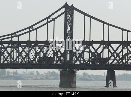 Dandong, LIAONNG Provinz, CHINA. 27. Mai 2015. Handel weiter mit Nordkorea (Hintergrund) und auf die Brücke der Freundschaft in Dandong, Chinas größere Grenzstadt mit Nordkorea in der Liaoning Provinz, China am 27. Mai 2015. China bleibt wichtigster Verbündeter Nordkoreas, Bereitstellung von Pyongyang mit den größten Teil seiner Nahrung und Energie liefert und umfasst mehr als 60 Prozent seiner gesamten Handelsvolumen. Wirtschaftliche Abhängigkeit Nordkoreas von China wächst aufgrund von internationalen Sanktionen, wie durch die bedeutenden Handelsungleichgewicht zwischen den beiden Ländern. (Kredit-Bild: © Stephen Shaver Stockfoto