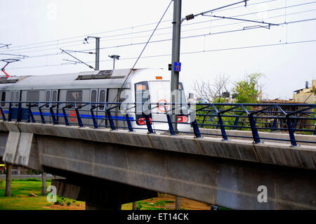 U-Bahn-Zug auf der Brücke; Neu-Delhi; Indien Stockfoto