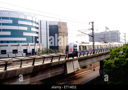 U-Bahn-Zug nähert sich Rajendra Ort Station; Neu-Delhi; Indien Stockfoto