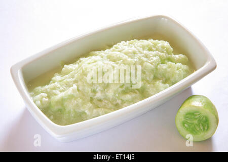 Gemüsesalat; Gurke und Quark Kakri ka Raita garniert mit Koriander Blatt im Rechteck Platte auf weißem Hintergrund Stockfoto