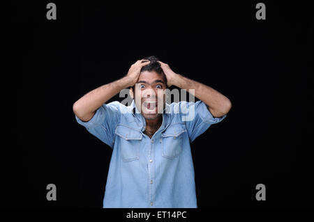 Mann schreien beide Hand auf Kopf Herr #719F Stockfoto