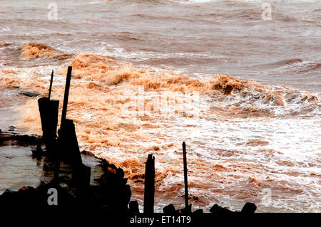 Meereswellen Monsun Flut Mumbai Indien Stockfoto