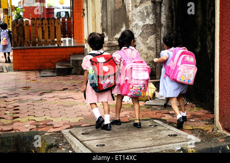 Die Kinder gehen zur Schule; Indien-Pkb 176895 Stockfoto